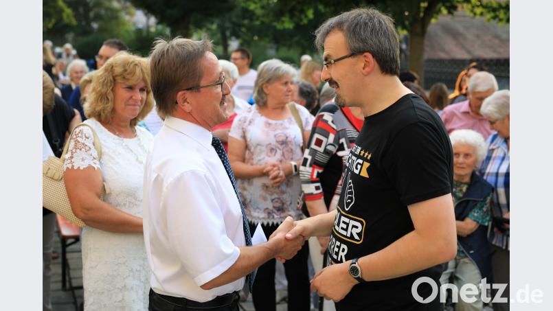 Die Hände von Bürgermeister Hans Donko (links) sind die ersten, die Pfarrer Martin Besold schüttelt. Viele weitere werden noch folgen. njn