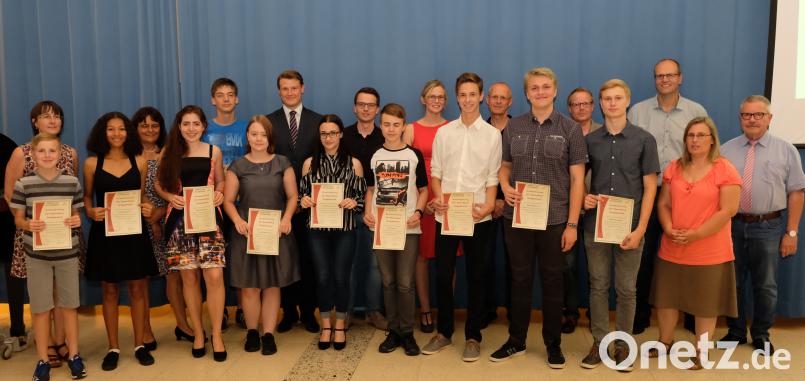 Schülerpreise gab es für außergewöhnliche Einsätze für die Schulgemeinschaft. Stellvertretend wurden jeweils zwei Gymnasiasten geehrt. Unser Bild zeigt die jungen Leute mit ihren Projekt-Lehrern. do