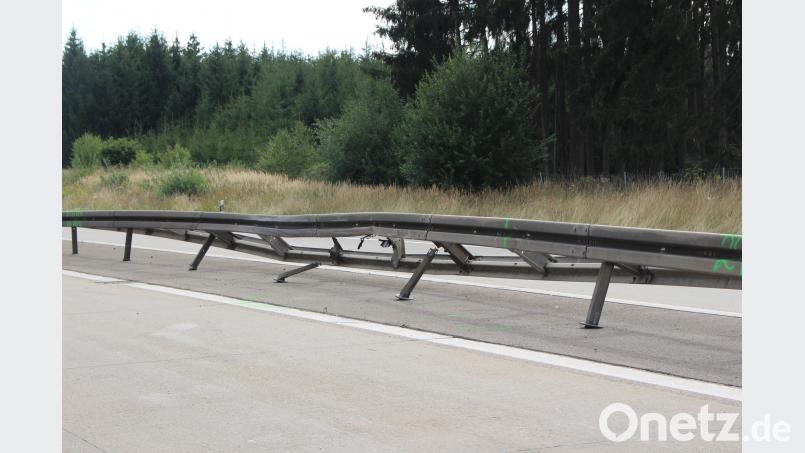 Ein Autofahrer war alleinbeteiligt ins Schleudern gekommen, mit hoher Geschwindigkeit in die Mittelschutzleitplanke gefahren und anschließend zurück auf den Standstreifen geschleudert. Auer, Alexander