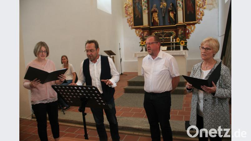 Mandy Drechsler, Michael Grünwald, Michael Waldemeier und Jutta Schmidt (von links) bilden das Vokalensemble „Gloria Patri“. Das Quartett setzte einen angenehm hörbaren Glanzpunkt in der Auferstehungskirche. wro