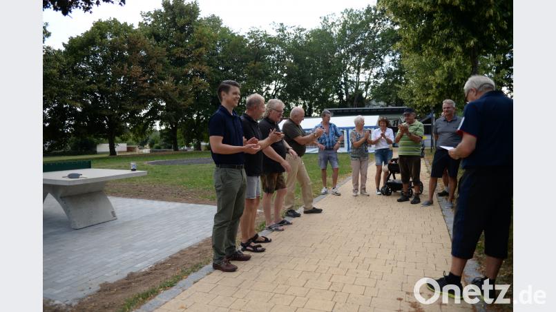 Kleine Ansprache zur offiziellen Einweihung der neuen Tischtennisplatte am Hohenkemnather Dorflpatz. brü