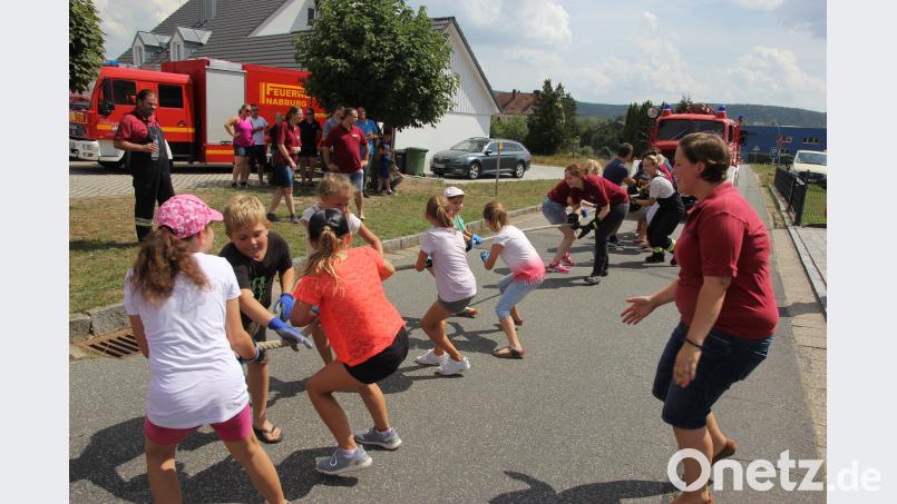 Großen Spaß hatten auch die Mitglieder der Kinderfeuerwehr beim Ziehen des Feuerwehrautos. ral