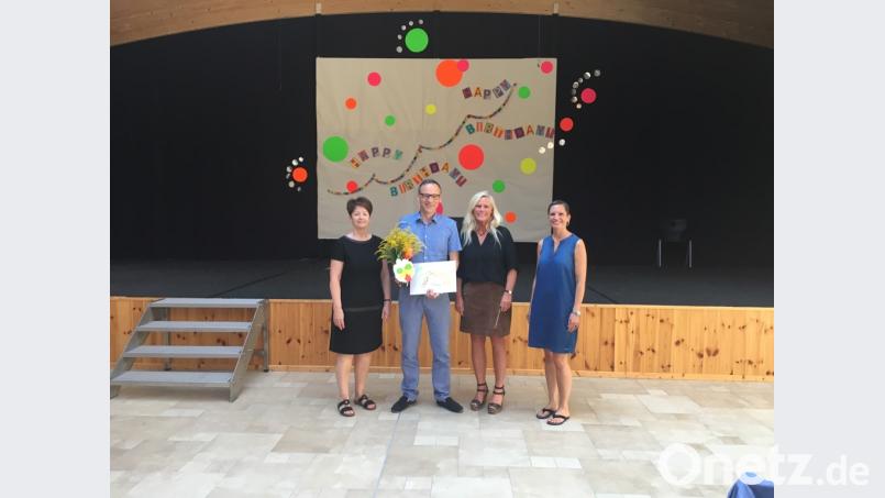 Bürgermeister Bernd Sommer zusammen mit Maria Piendl (links) und (von rechts) Petra Burger und Claudia Strobel-Dietrich. exb