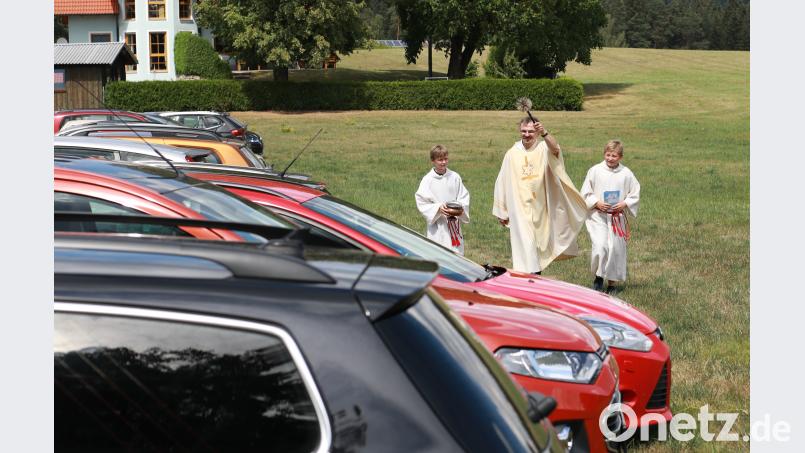 Pfarrer Martin Besold führte nach dem Gottesdienst die Fahrzeugsegnung durch. njn