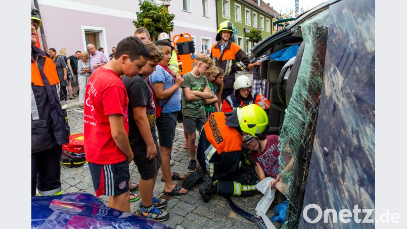 Die Einsatzkräfte erklären die Vorgänge, die sie bei der Personenrettung beachten, um die Verletzten so schonend wie möglich aus dem Wrack zu befreien. sml