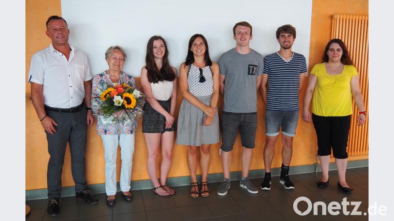 VHS-Leiter Stefan Frischholz gratuliert und verabschiedet „Kochlegende“ Margarete Leupold. Außerdem dankt er den Lehrkräften Isabell Kirsch, Stefanie Götz, Gregory Ward, Fabian Treml und Martina Völkl (von links) für ihre Arbeit an der Volkshochschule. Bühner