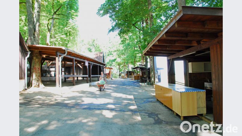 Eine letzte Abfall-Fuhre durch die verwaiste Budengasse am Annaberg. Viele dienstbare Geister sorgten dort für einen reibungslosen Abbau. Bild: Andreas Royer