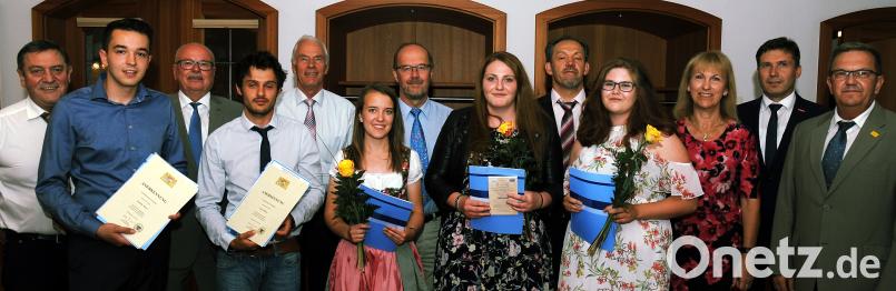 Freisprechung bei den Bäcker-Innungen der Region in Paulsdorf(von links): Kreishandwerksmeister Hans Weber, Dominik Birner, Jürgen Reizenstein, Lukas Hiltner, Arnold Kimmerl, Miriam Schober, Manfred Wurdack, Verena Grau, Alfred Schuller, Franziska Stamminger, Brigitte Bachmann, Wolfgang Reif und Martin Preuß. gf