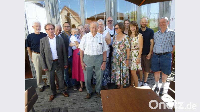 Ernst Gabler (vorne Mitte) im Kreise der Gratulanten: Er musste an seinem Jubeltag viele Hände schütteln. is