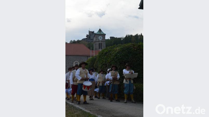 Bekanntmachung mit Burg im Hintergrund jub