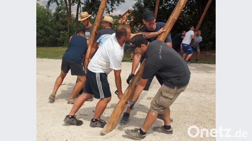 Armschmalz war beim Baumaufstellen Voraussetzung, die stärksten Mannsbilder kommen ins Schwitzen. sön