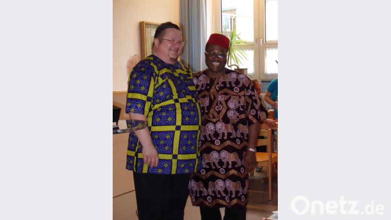 Stadtpfarrer Hubert Bartel in ungewohntem Outfit neben seinem afrikanischen Priester-Kollegen. wrt