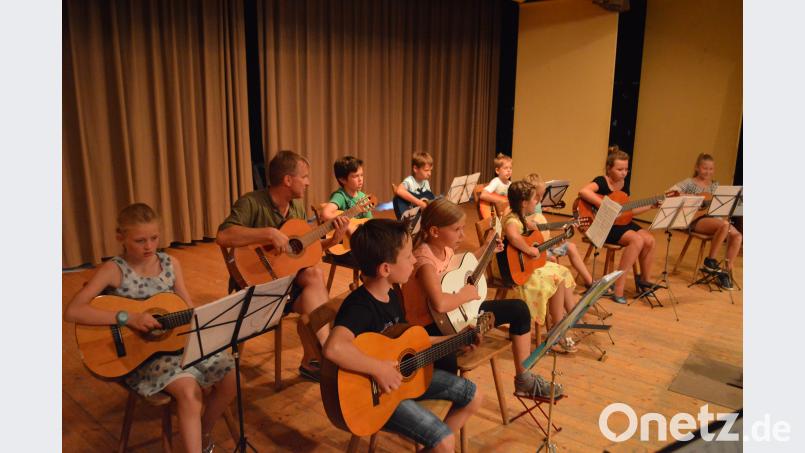 Beim "Blumen-Rock-'n'-Roll" spielten die Kinder fünfstimmig im großen Enesemble. Ein paar der Gitarrenspieler sangen sogar noch dazu. myd