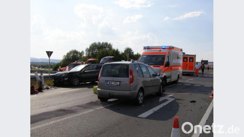 Zwei Autos sind am späten Dienstagnachmittag auf der B15 bei Mitterteich frontal zusammengeprallt. pz