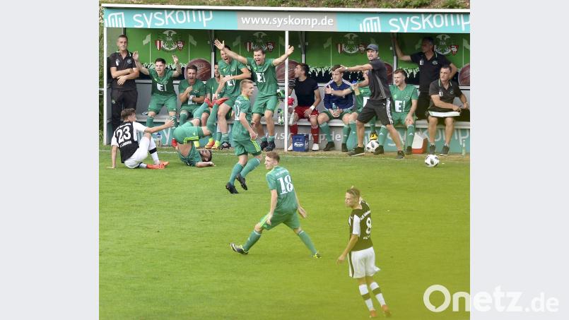Helle Aufregung und wütende Proteste gab es an der Ammerthaler Bank nach diesem Foulspiel des Gebenbachers Jonas Lindner (links) am Ammerthaler Marco Weber (rechts). Ziegler