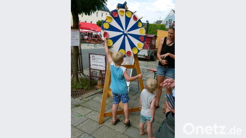 Glücksrad, eine stete Attraktion für die kleinen Festbesucher. rn