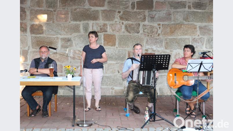 Frieda Zeitler (Zweite von links) spricht einleitende Worte zum Vortragsabend mit Pfarrer Alfons Forster (links) sowie dem „D(yn)aamischen Duo“ Albin Zeitler und Ingrid Krämer. rpp