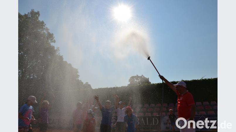 Wasser gegen Überhitzung beim Tennis Academy Camp - Marcelo Matteucci (rechts) sorgt für willkommene Abkühlung wolfgang.fuchs@oberpfalzmedien.de