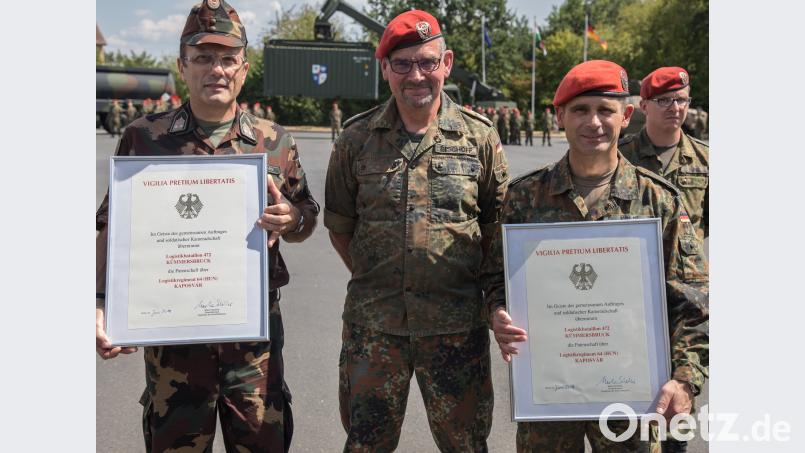 Oberst Gunter Bischoff (Mitte) überreicht die Patenschaftsurkunden an Oberstleutnant László Szikszai (links) und an Oberstleutnant Alexander Kolb. hbe