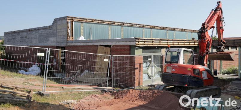 Noch laufen die Vorarbeiten für den Abbruch der Realschul-Turnhalle. Doch die Altlasten sind beseitigt, schon bald wird das Gebäude einer modernen Dreifach-Turnhalle weichen. Wolfgang Steinbacher