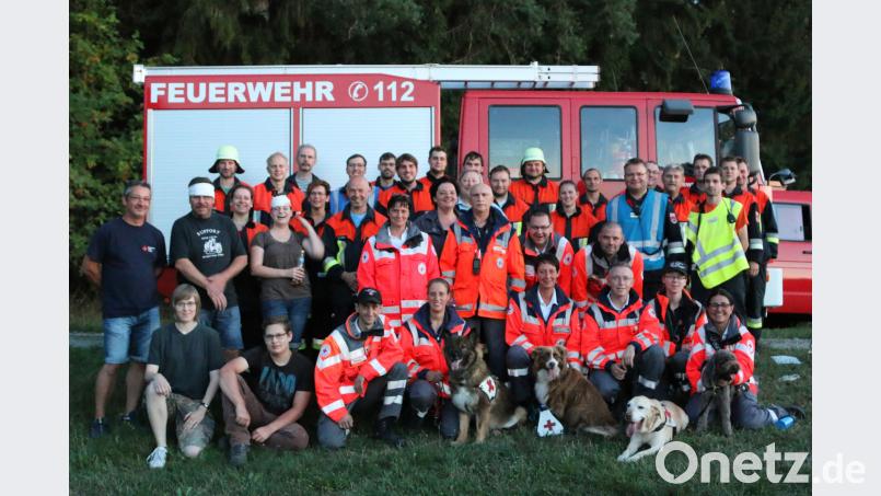 Nach der Übung haben alle gut lachen. Die Feuerwehren aus Bernstein, Dietersdorf und Naabdemenreuth üben gemeinsam mit der Hundestaffel und dem BRK. exb