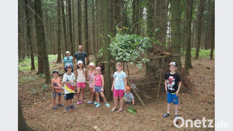 Die Kinder bauen unter der Anleitung von Michael Forster eine kleine Waldhütte. gz