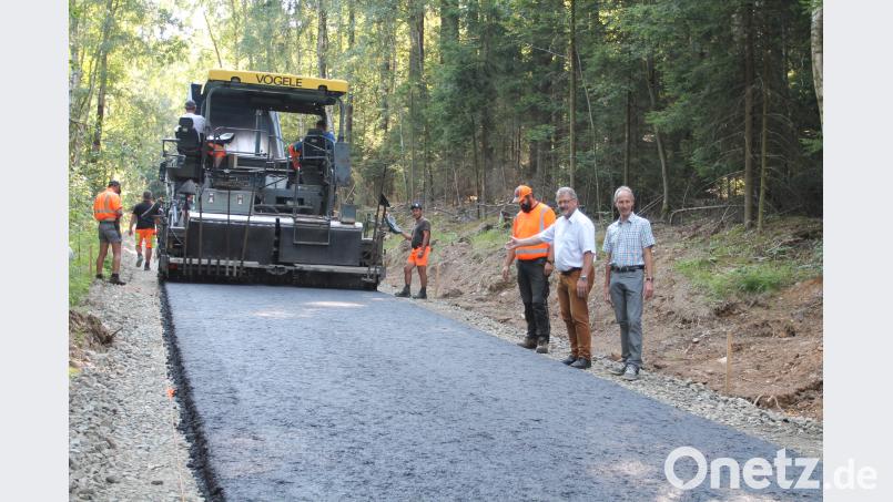 Bürgermeister Johann Maurer informiert sich über den Fortschritt des Straßenausbaus bei Gehenhammer. pi