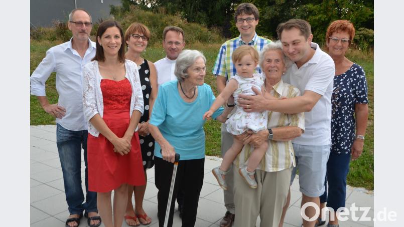 Irmgard Gesierich (Dritte von rechts) feiert 90. Geburtstag mit ihrer 94-jährigen Schwester Maria Janner aus Heilbronn (Sechste von rechts), Urenkelin Annelie und Enkel Stephan (Zweiter von rechts). dob