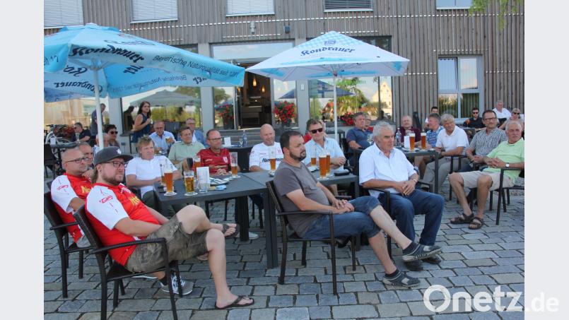 Auch Jahn-Fans waren zum &quot;schwarzen Kanapee&quot; des CSU-Ortsvereins gekommen. kro