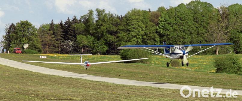 Die Luftsportgruppe Sulzbach-Rosenberg betreibt auf ihrem Vereinsgelände Segel- und Ultraleichtfliegen. Hier schleppt die clubeigene Condor TL 232 einen Segelflieger. Bild: exb