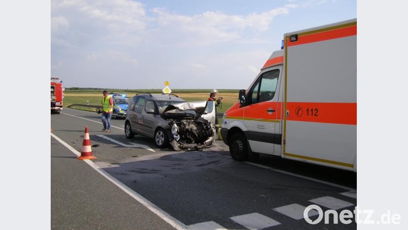 Zwei Autos sind am späten Dienstagnachmittag auf der B15 bei Mitterteich frontal zusammengeprallt. pz