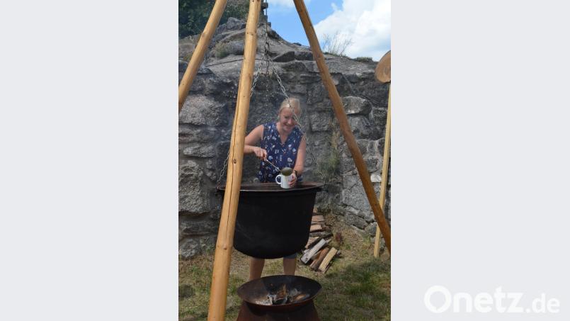 Kartoffelsuppe aus dem Kessel über dem Lagerfeuer jub