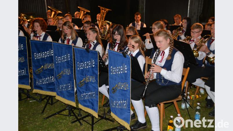 40 Musikanten der Blaskapelle Auerbachtal begeisterten einen vollbestzten Unterauerbacher Pfarrgarten mit bayerisch-böhmischer Musik. ga
