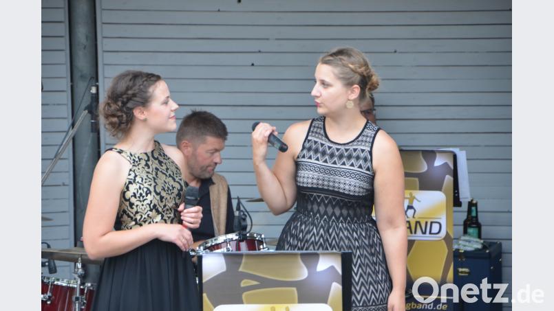 Stefanie und Lena Mittelmeier (von links) leihen der &quot;OM&quot;-Bigband ihre Stimmen. dob