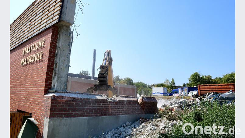 Leichtes Spiel für den Abbruchbagger. Die kleine Einfachturnhalle der Realschule ist keine Herausforderung für diese Maschine. Schon bald wird von dem Gebäude nichts mehr da sein. Petra Hartl