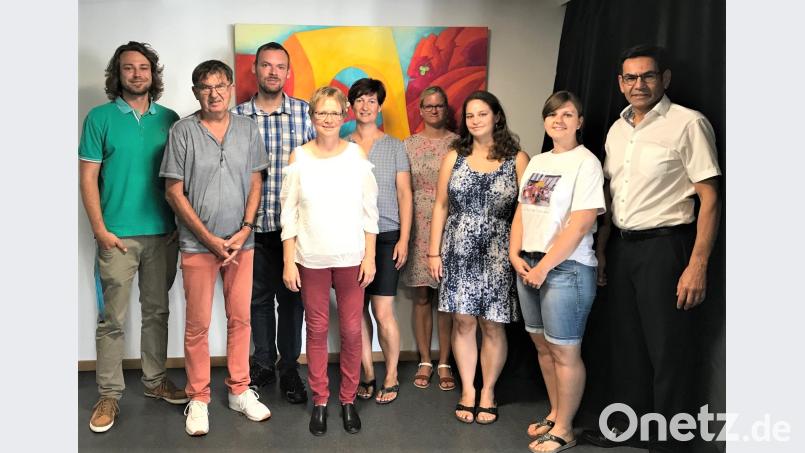 Der Rektor der Grund- und Mittelschule Thomas Schmidt (rechts) verabschiedete eine Reihe von Lehrer und Lehrerinnen. Von links: Patrick Fuchs, Rudolf Lang, Christian Pausch, Gabi Bodner, Tanja Kippes, Johanna Kuhbandner, Anna Hermann und Jenny Schmid. rgr