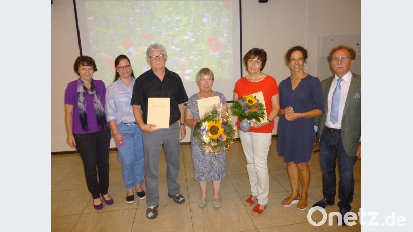 Von links nach rechts: Rektorin Ulrike Neiser, stellvertretende Elternbeitratsvorsitzende Karin Wiesend, Toni Waldmann, Heidi Schwerda-Bodner, Angelika Ficker, Konrektorin Eva Maria Ficker, Schulverbandsvorsitender Bürgermeister Werner Walberer. is