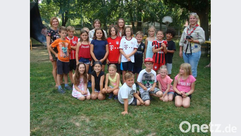 Das Foto zeigt einen Teil der Kinder des Caritas-Kinderhorts mit hinten (von links) Nanina Hartwich, Gruppenführerinnen Petra Landstorfer, Leonie Landstorfer und rechts Stammesvorsitzende Julia Artmann mit dem Geschenk wmr