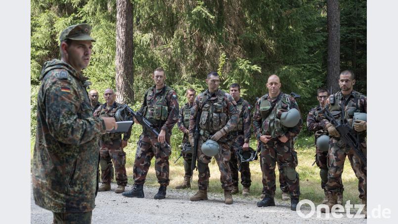 Hauptfeldwebel Daniel Aiden bespricht nach jedem Übungsabschnitt mit den ungarischen Soldaten nochmals die einzelnen Phasen. hbe