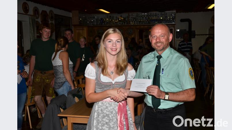 Julia Mack gewinnt die von Bundestagsabgeordnetem Uli Grötsch spendierte Berlinreise. Schützenmeister Johannes Zeug (rechts) überreicht den Gutschein. fjo