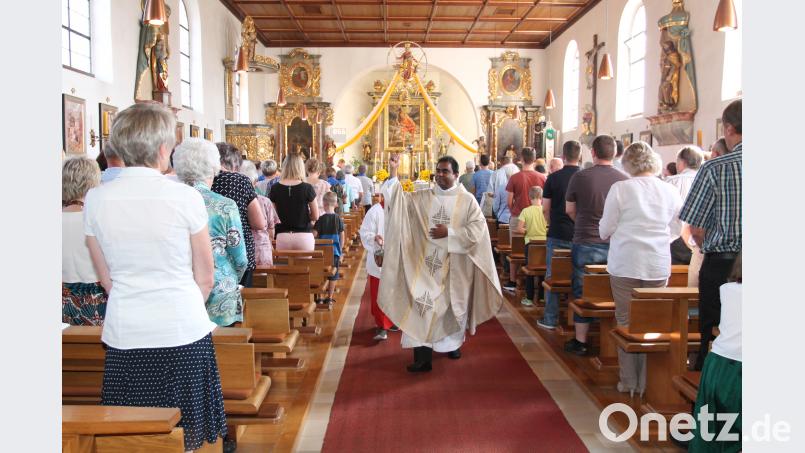 „Gott teilt seine Liebe an uns aus“, sagte Pfarrer Julius Johnrose in der Messe zur Feier des Patroziniums und der Kirchweih. pi