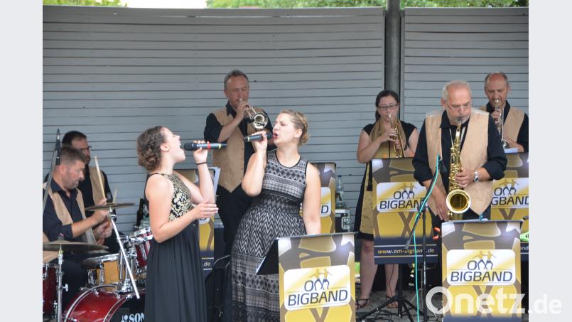 Stefanie und Lena Mittelmeier (von links) leihen der &quot;OM&quot;-Bigband im Generationenpark ihre Stimmen. dob