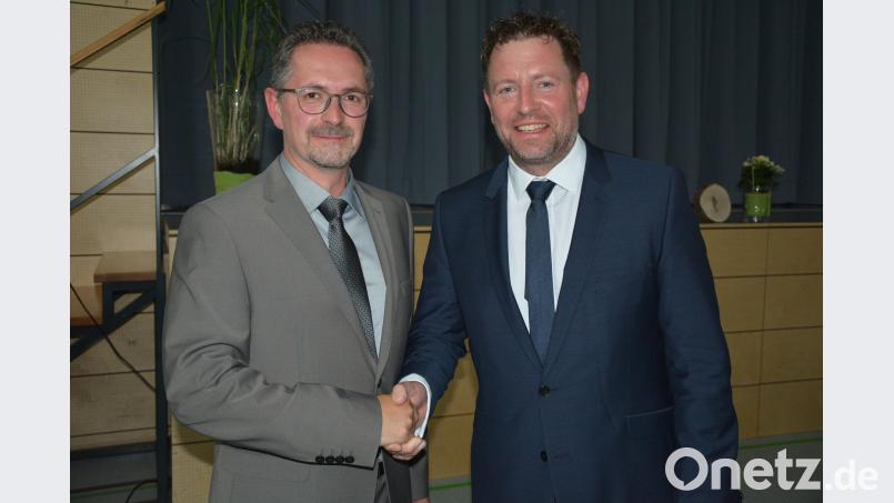 Der neue Realschuldirektor Stephan Drexler (links) gratuliert seinem neuen Konrektor Reiner Summer. Beide treten offiziell am 1. August ihr Amt an. Die Regierung setzt damit auf Kontinuität, beide Pädagogen unterrichten seit Jahren an der Waldsassener Realschule jr