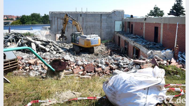 Leichtes Spiel für den Abbruchbagger. Die kleine Einfachturnhalle der Realschule ist keine Herausforderung für diese Maschine. Schon bald wird von dem Gebäude nichts mehr da sein. Petra Hartl