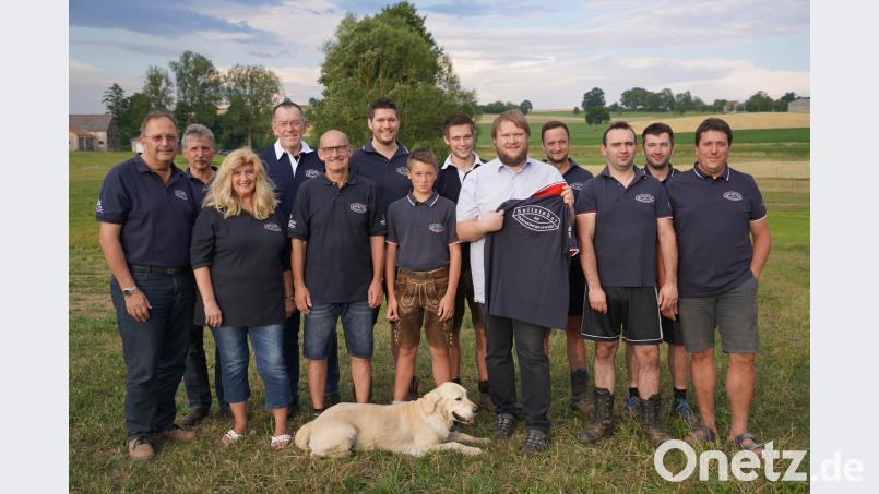 Die Seilzieher der Fahrenbergauswahl mit Vorsitzenden Paul Völkl (links) haben sich für das Seilzieherfest mit neuen Shirts eingedeckt. fvo