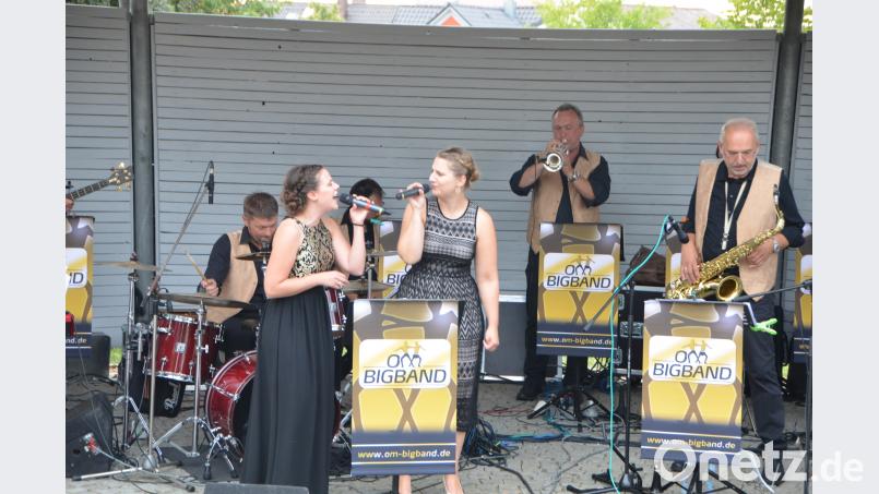 Stefanie und Lena Mittelmeier (von links) leihen der &quot;OM&quot;-Bigband im Generationenpark ihre Stimmen. dob