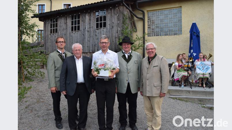 Beim 57. Gutenecker Bergfest verabschiedeten sich die Schützen von Pfarrer Johann Wutz. Schützenmeister Thomas Schmidt überreichte Ihn zum Dank und als Anerkennung einen kleinen Präsentkorb. Im Bild von links: Zweiter Schützenmeister Christian Dirscherl, Bürgermeister Hans Wilhelm, Pfarrer Johann Wutz, Schützenmeister Thomas Schmidt und Burkhard Graf Beissel von Gymnich. slh