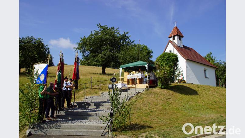 Auf dem vor der Wallfahrtskapelle aufgebauten Altar zelebrierte BGR Pfarrer Michael Reitinger des Festgottesdienst in Schwarzach. mmj
