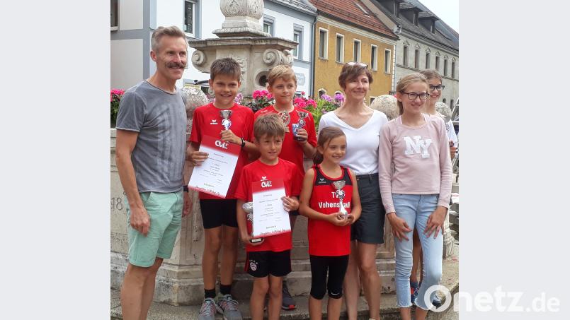 Die Läufer des Turnvereins feiern ihre Erfolge beim OVL-Cup. dob