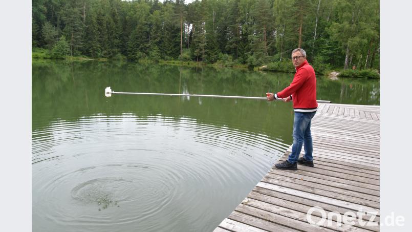 Hygienekontrolleur Jürgen Lober untersucht das Wasser der Wiesauer Kipp. plym